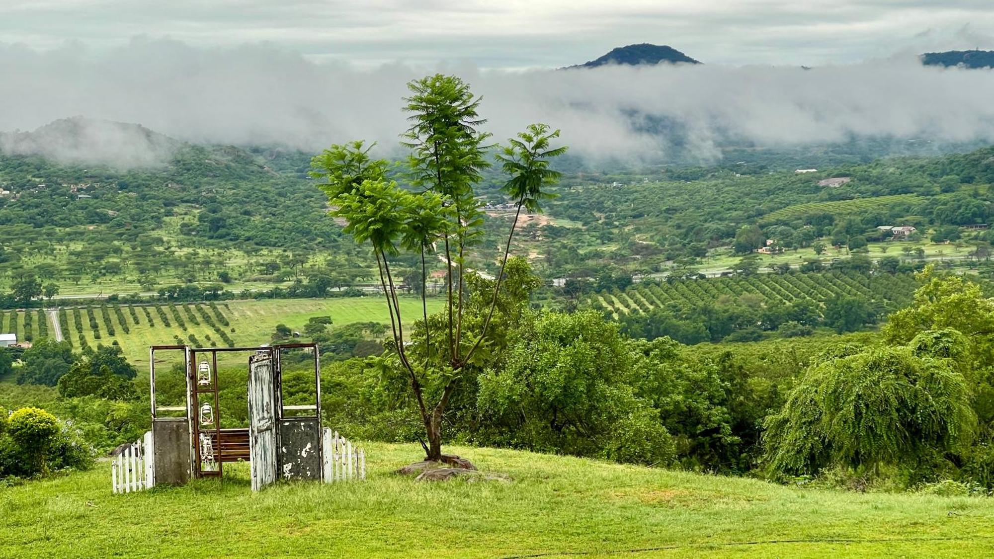 Loerieroep Estate - Mountainview Selfcatering Accommodation Nelspruit ネルスプロイト エクステリア 写真